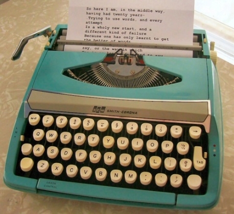 Manual typewriter